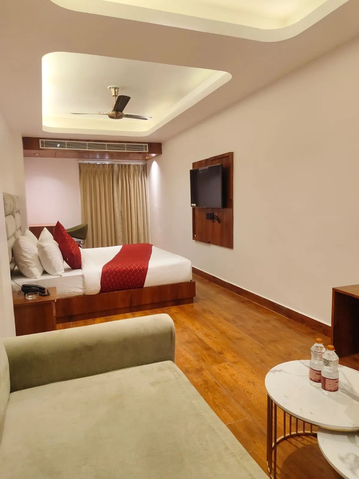 Luxury Family Room with Balcony - Bed